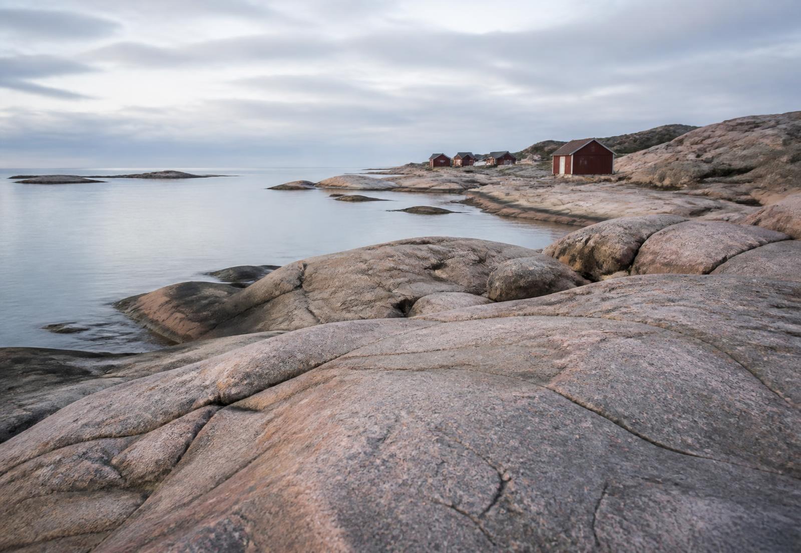 Klippkust och röda sjöbodar längs Hallandskusten